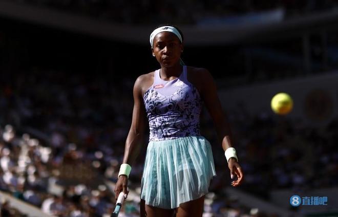 六台主持人：《法国足球》希望与老佛爷对话，澄清金球奖事件.